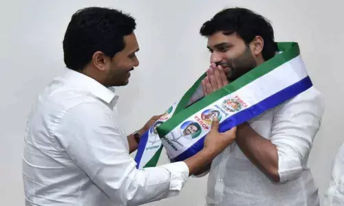 Devineni Avinash joins YSRCP