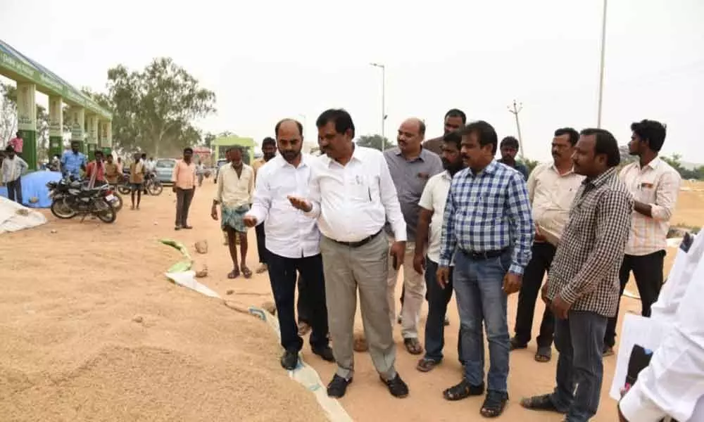 Nalgonda: Maintain permissible moisture content for good returns, paddy farmers told