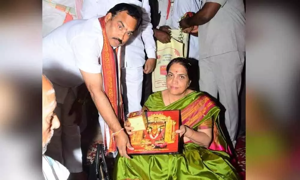 Chief Secretary Neelam worships Goddess Durga in Vijayawada