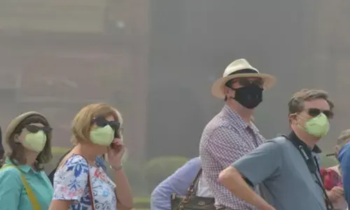 Delhi AQI rises to 528, schools shut