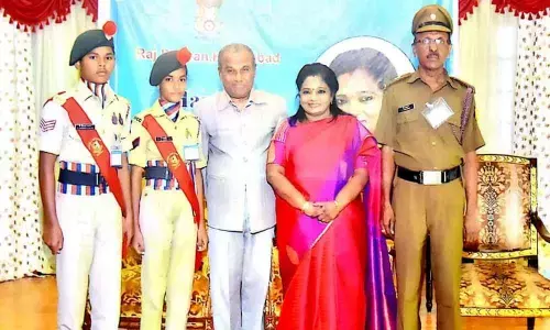 TS Govt school students meet Tamalisai Soundararajan