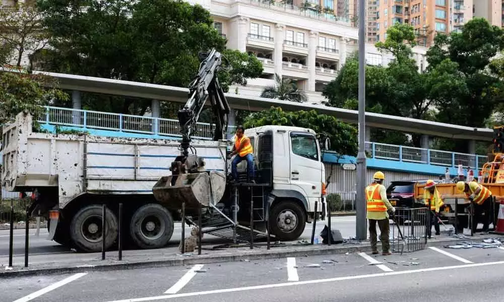 Key highway reopens, HK remains relatively calm