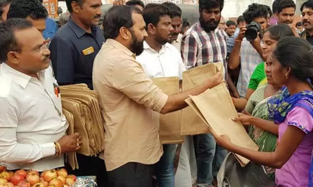 YSRCP MLA Ramakrishna Reddy distributes Jute handbags to curb the usage of Plastic in Mangalgiri