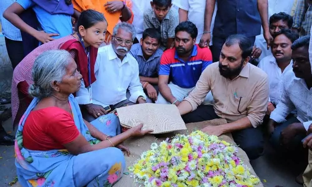 Mangalagiri MLA distributes jute bags in Guntur