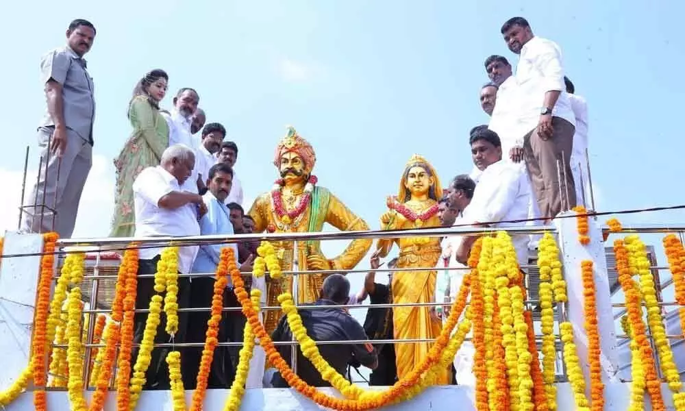 Srikrishnadevarayalu, spouse statues launched in Giddalur