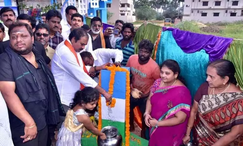 Kannababu inaugurates drinking water project in Kakinada