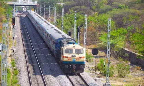3 students injured after jumping off train at Basara