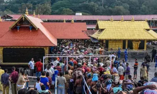 Devotees brave rain to offer prayers at Sabarimala
