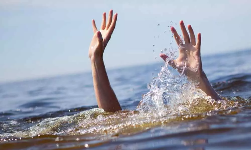 Warangal: 2 youth slip in Medaram lake