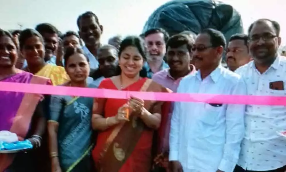 Yadadri-Bhongir: MLA Gongidi Sunitha advises farmers to sell cotton at CCI centres only