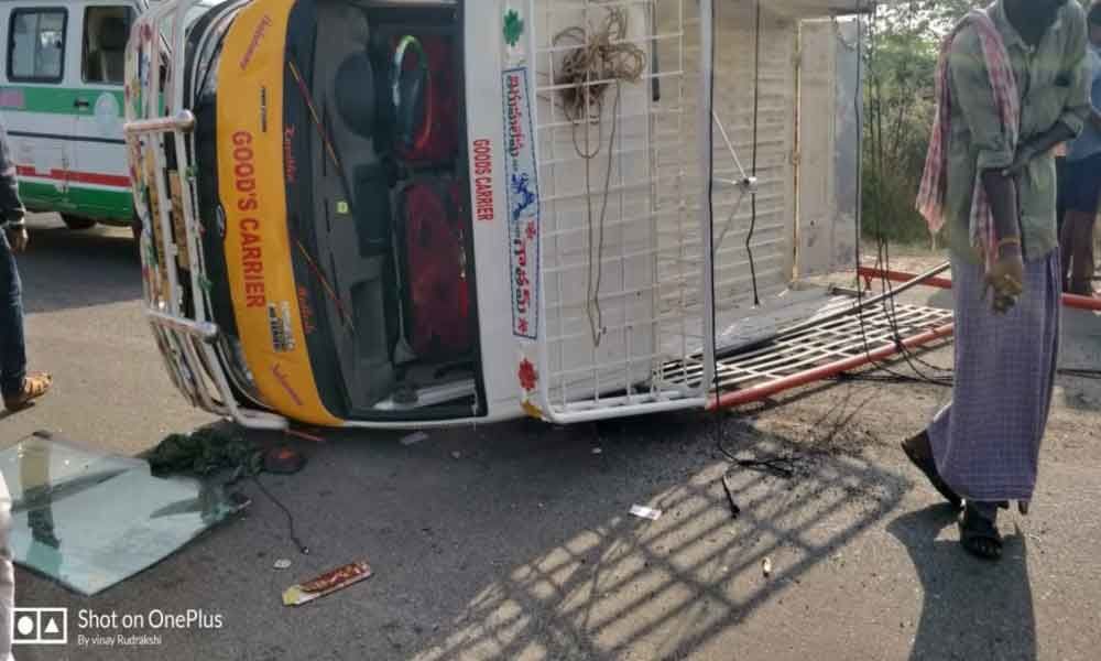 Nagarkurnool: 9 labourers injured as overloaded vehicle overturns