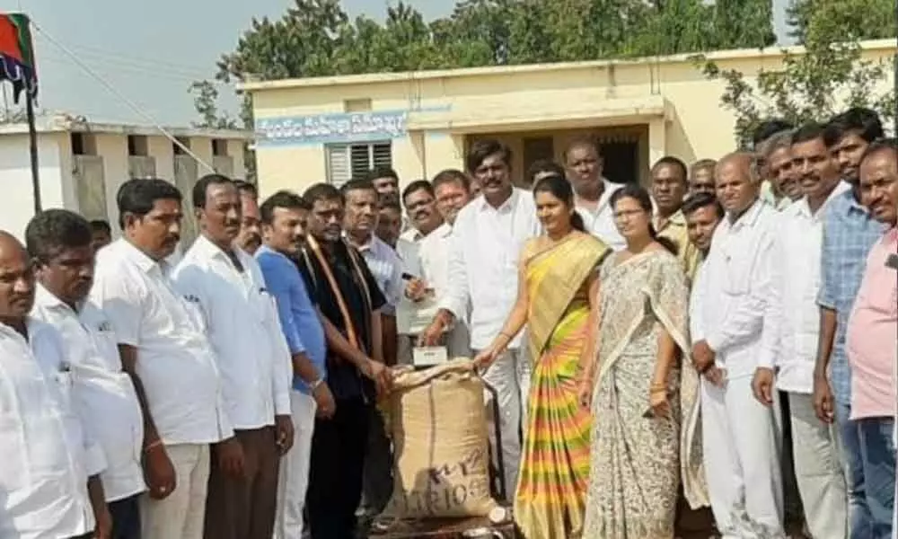 Mahila Samaikhya sets up paddy procurement centre in Pangal