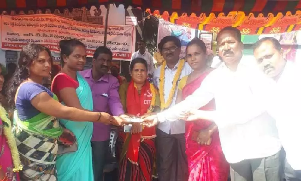 Nizamabad: Transgenders financial help to RTC workers