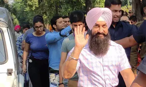 Aamir Khan makes an impressive Laal Singh Chaddha