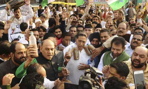 Paswan challenges Kejriwal to pick team of officials test Delhi water