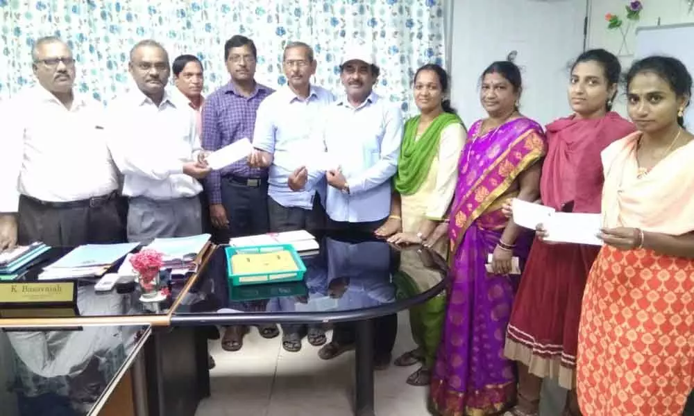 Kothagudem: SCCL GM K Basavaiah distributes honorariums to trainers