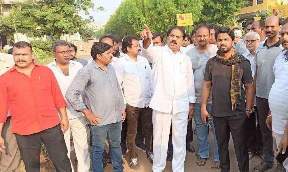 Civic chief, MLA MLA Malladi Vishnu visit Gulabithota, Lotus Landmark