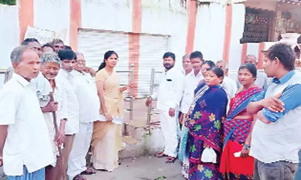Corporator Saraswathi assures colony people at Manikeswar Nagar