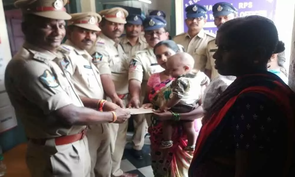 GRP officials provide aid to the kin of deceased vendor  in Kurnool