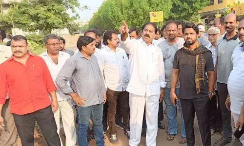 Civic chief, MLA MLA Malladi Vishnu visit Gulabithota, Lotus Landmark in Vijayawada