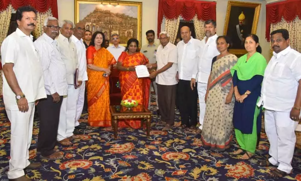 Hyderabad: Opposition leaders call on Governor Tamilisai Soundararajan