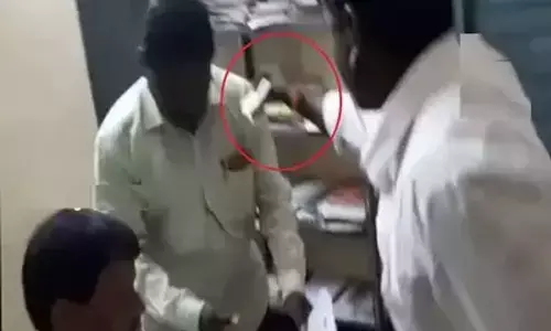 Kadapa: Farmer fights with Panchayat Secretary for demanding bribe