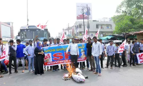Hanamkonda: SFI slams Delhi police for thrashing JNU students