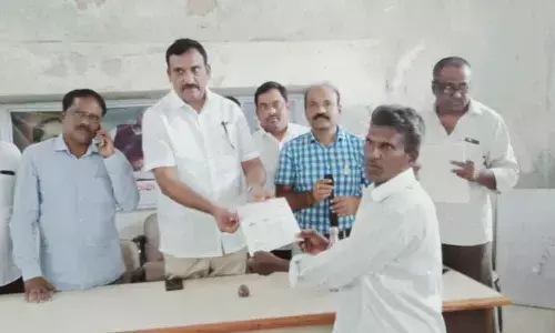 Karimnagar: Government Whip distributes CMRF cheques