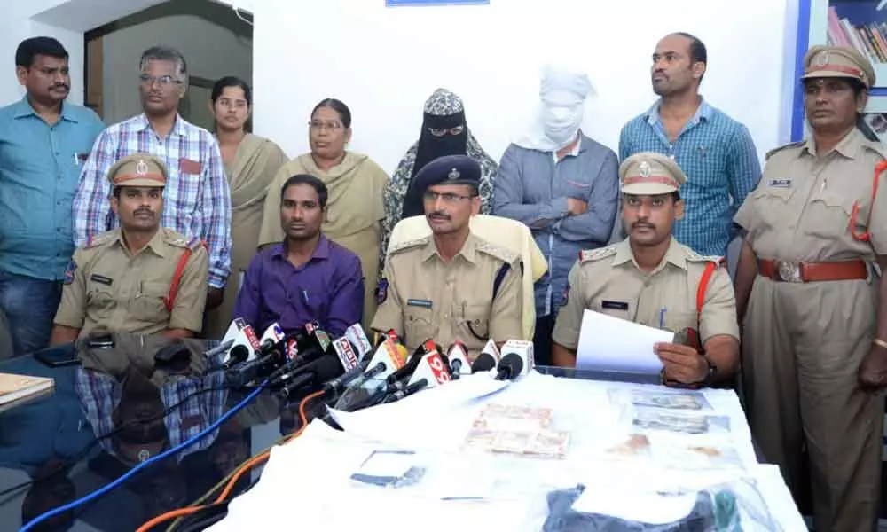 Couple held for burglaries in Nalgonda town