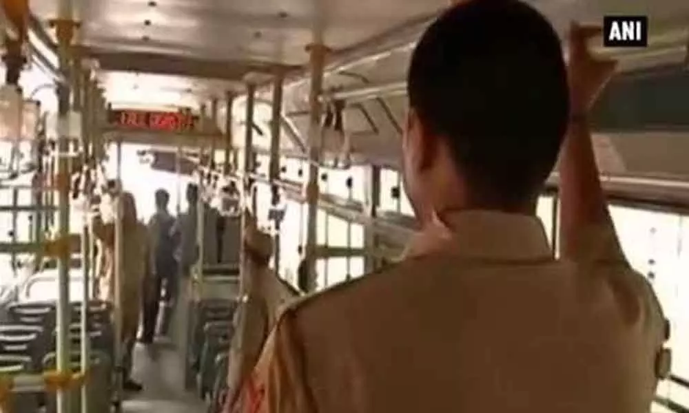Bus marshal saves a girl from a kidnapper, praised in New Delhi