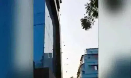 Currency notes thrown out from building during DRI search in Kolkata