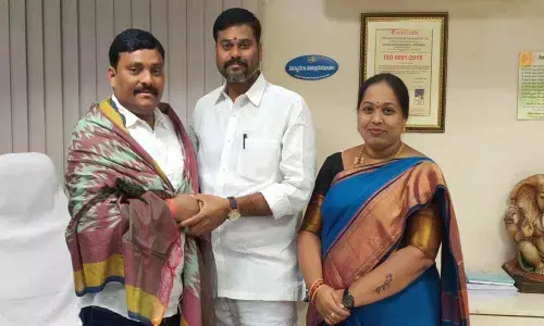 Corporator Cheruku Sangitha calls on new zonal commissioner at Nagole