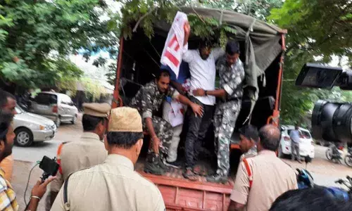 TRS government destroys education system by closing schools in State: SFI