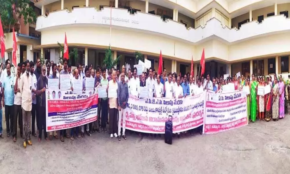 APNGOs-JAC stages protest demonstrations in Vijayawada