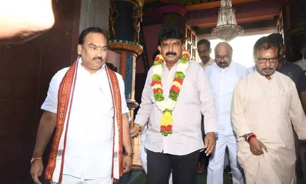 Minister Nani worships Goddess Durga  in Vijayawada