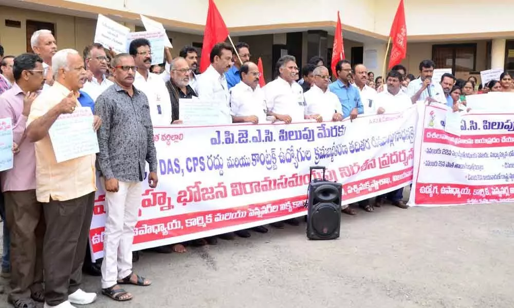 Employees JAC stages protest, warns of stir in Vijayawada