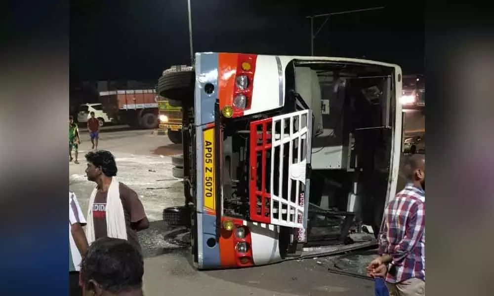 38 injured as lorry hits RTC bus in Kakinada