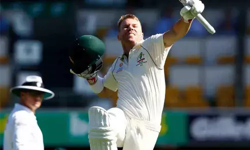 Top-up Warner helps Australia tighten noose on Pakistan