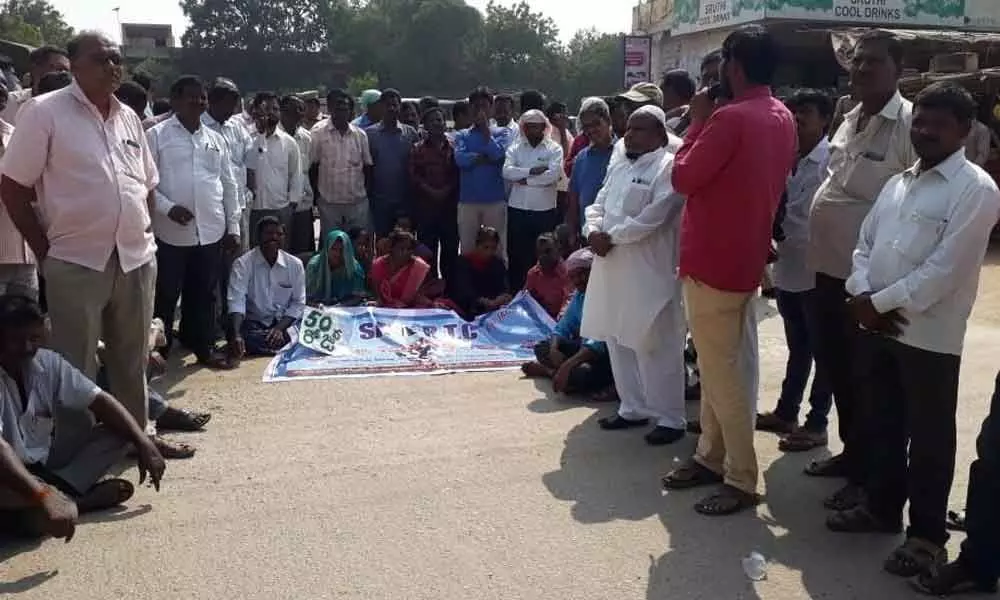 RTC staff continue protests across Mahbubnagar district
