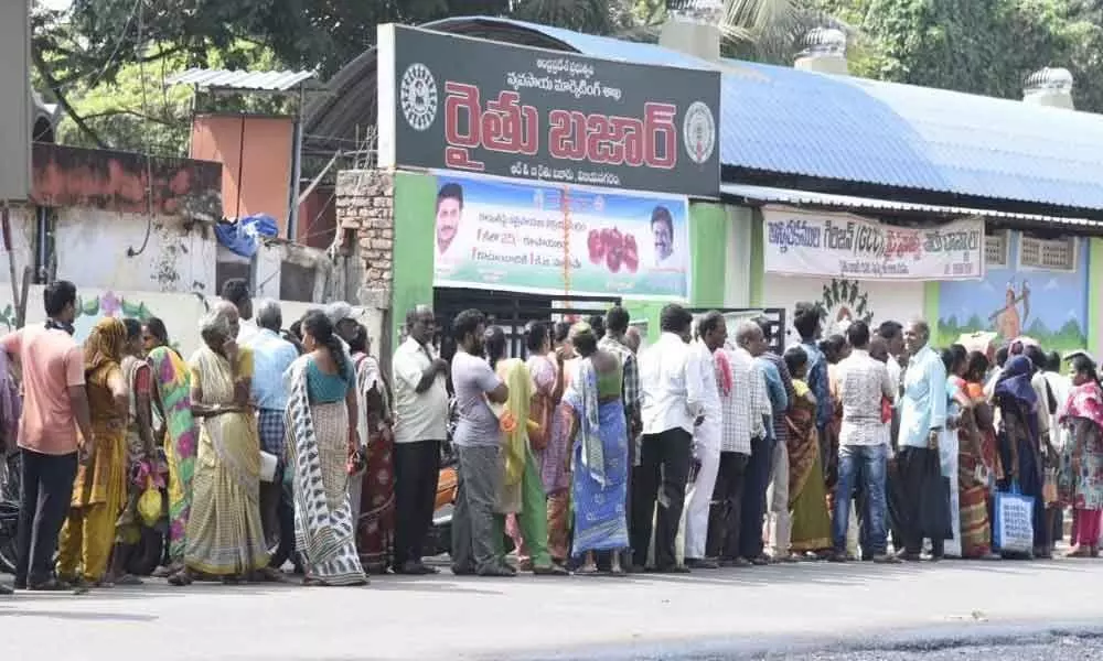 Vizianagaram: Customers make beeline to get onions