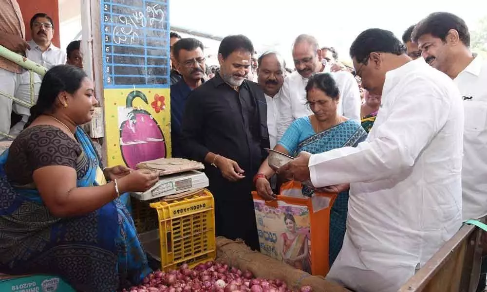 Guntur: Minister opens onion sales counter in Rythu Bazaar