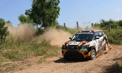 Gill takes lead after Day 1