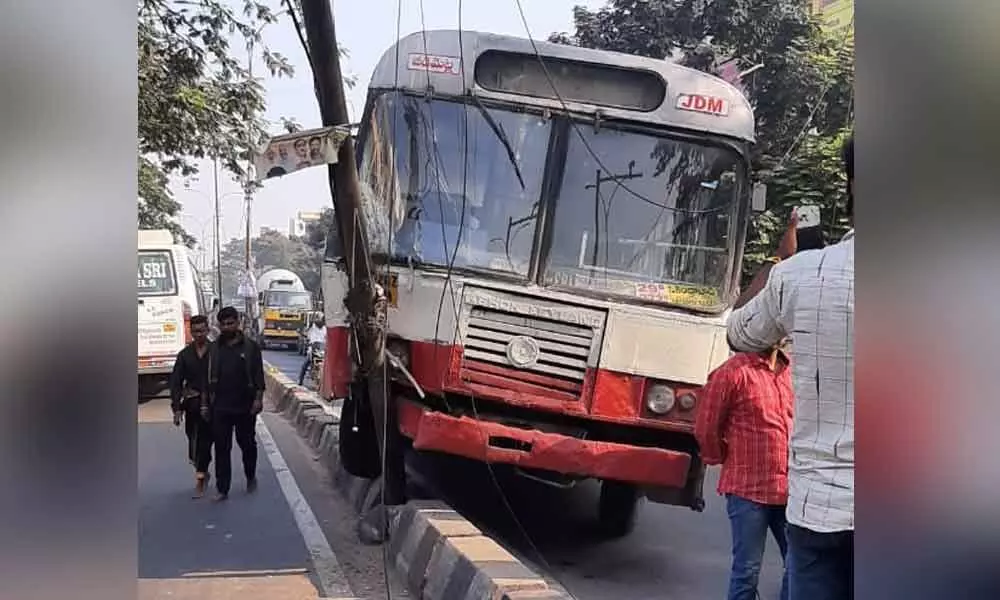To avoid hitting auto-rickshaw, RTC driver rams bus into median at Chintal