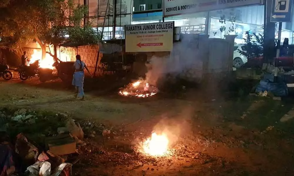 Kushaiguda: Fruit vendors set garbage on fire