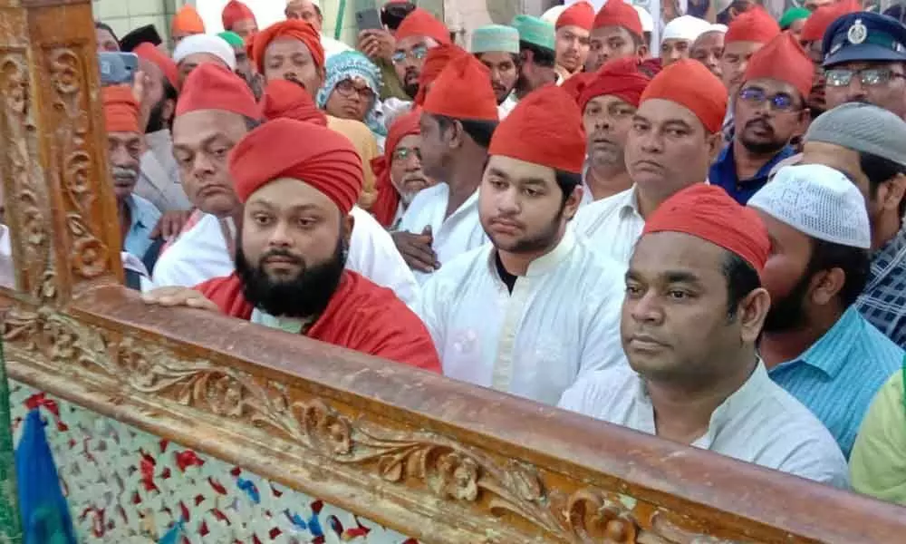 AR Rahman offers prayers at Kasumuru Dargah