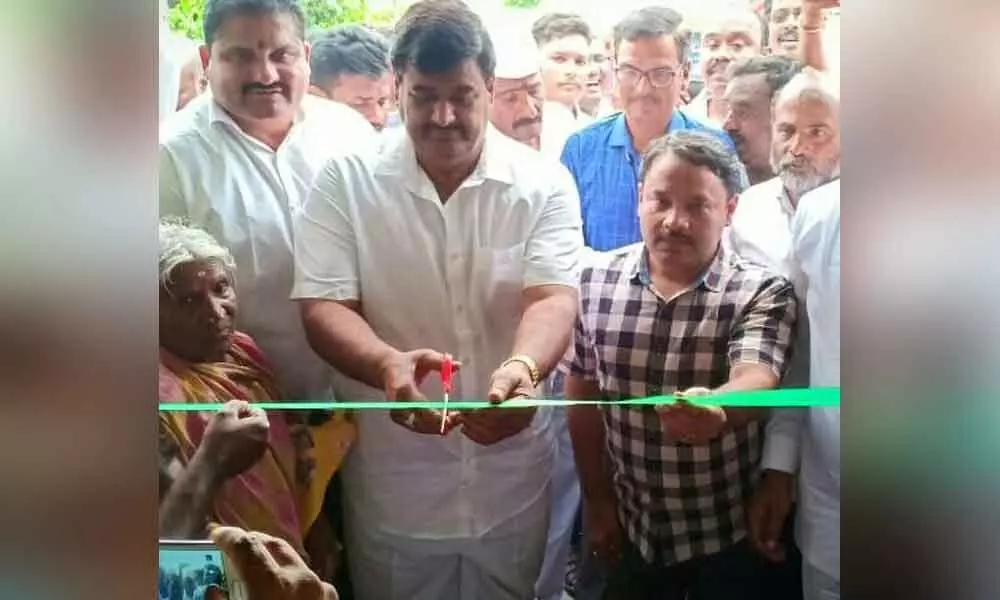 Minister D Krishna Das opens onion sale counter at Rythu Bazaar in Srikakulam