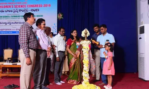 Exchange ideas to sharpen thinking, Collector tells students