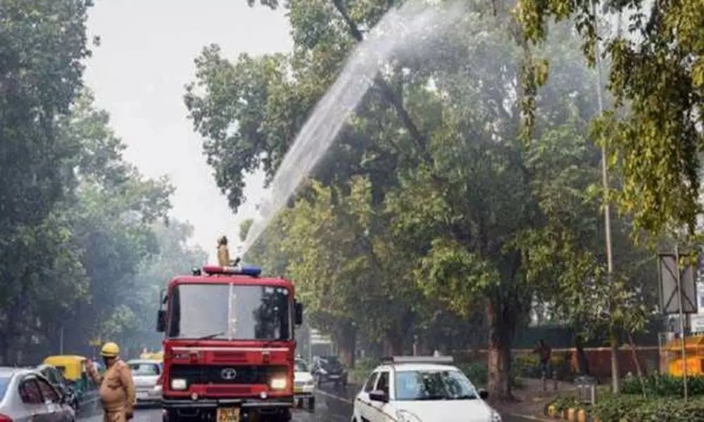 Delhi Fire Services use more than 5 lakh liters of water to bring down dust pollution