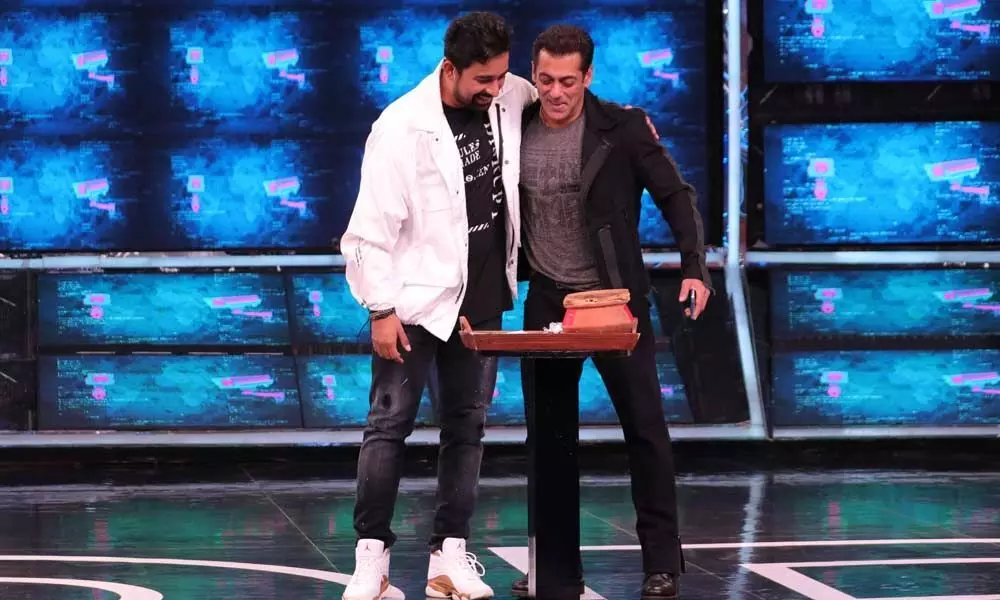 Salman Khan and Rannvijay Singha relish over some Biryani! Watch!