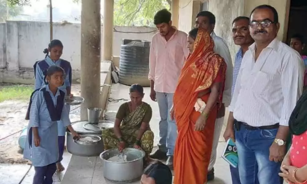 Maddunur: Dirty gurukul school kitchen angers MPP Laxmi Bai